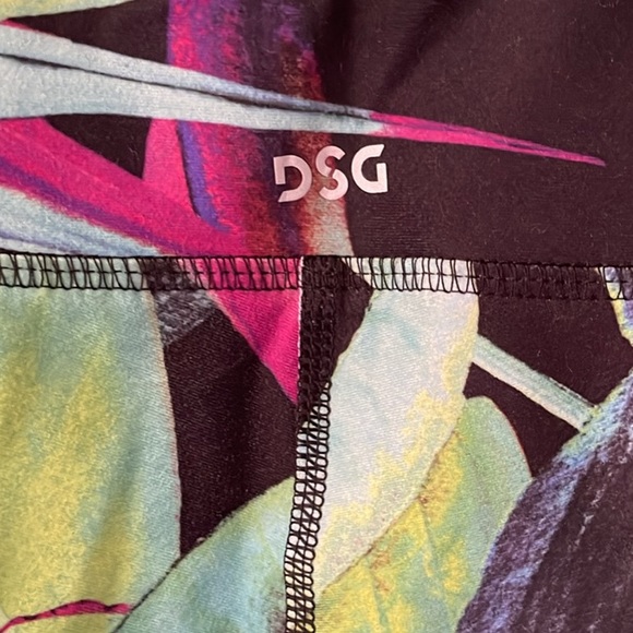 DSG Women’s Performance 7/8 Length Large Leggings Tropical Print Like New - Picture 4 of 4